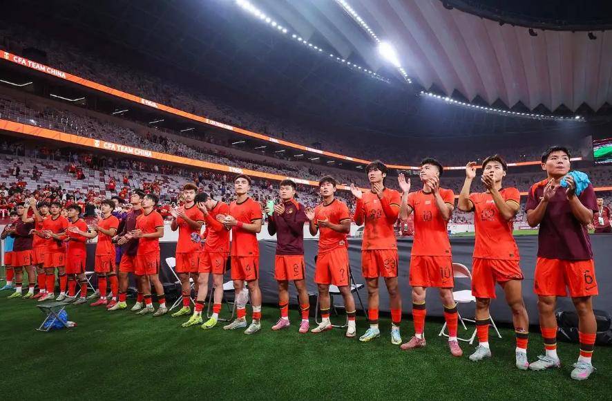 亚洲杯赛事第二轮，备受关注的比赛赛场燃烧的简单介绍