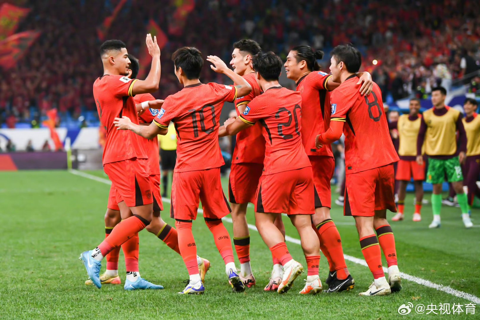 亚洲杯赛事第二轮，备受关注的比赛赛场燃烧的简单介绍