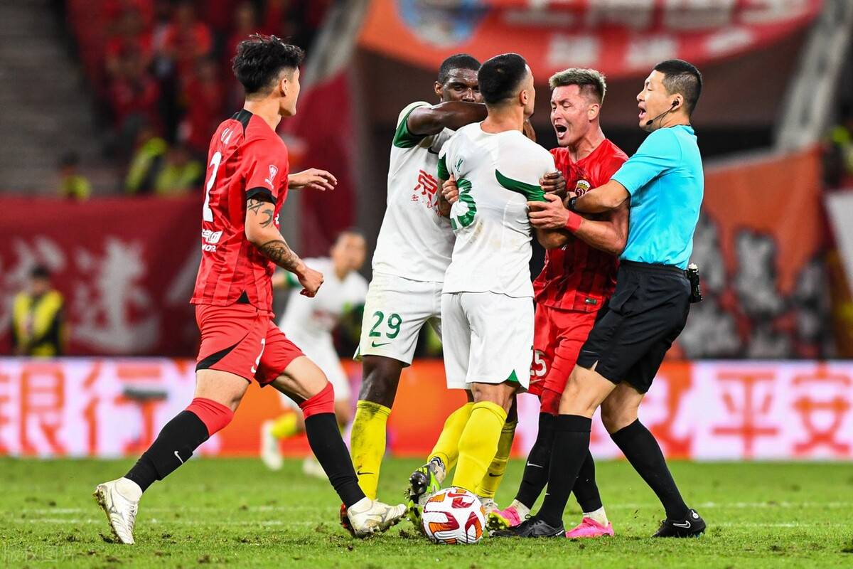 比赛中出现红黄牌，双方球员情绪激动