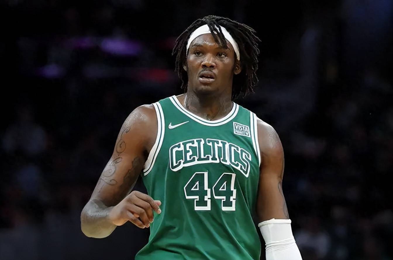 灯泡人中锋坚守内线，取得胜利的简单介绍