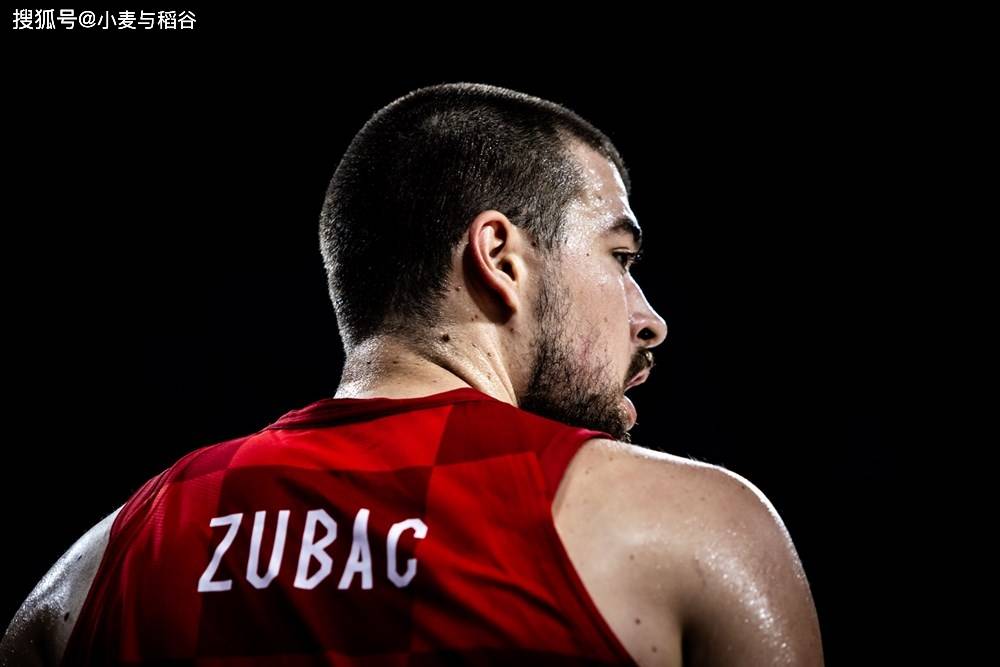 灯泡人中锋坚守内线，取得胜利的简单介绍