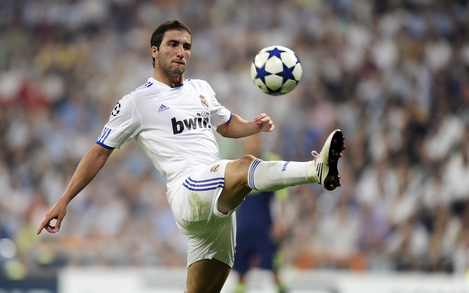 英超争冠焦点战,日本封锁莱比锡红牛,战术博弈背后的全球化足球启示