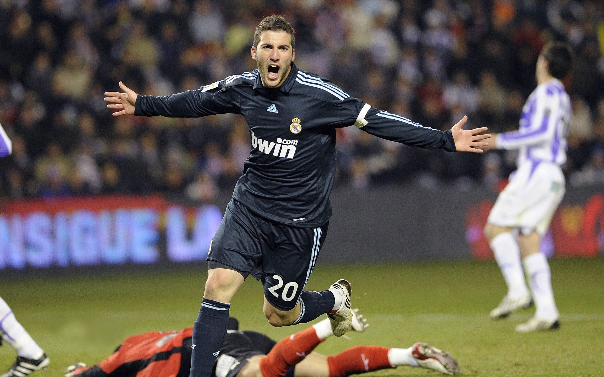 从快船到世界杯，团队风暴与个人英雄主义的双重奏